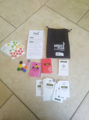 Jeu de société rare coopératif Droits en jeux une aventure sportive sur les droits de l'Homme
 droits humains