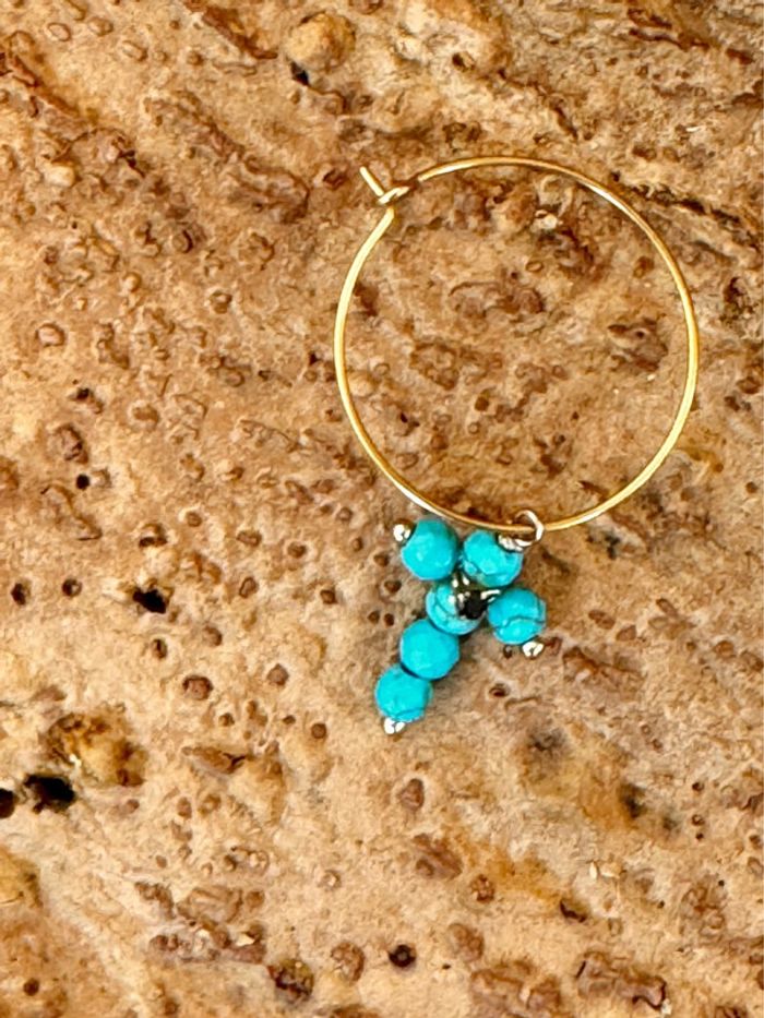 Boucles d’oreilles fines créoles acier inoxydable or croix perles véritables turquoise habaha Paris - photo numéro 3