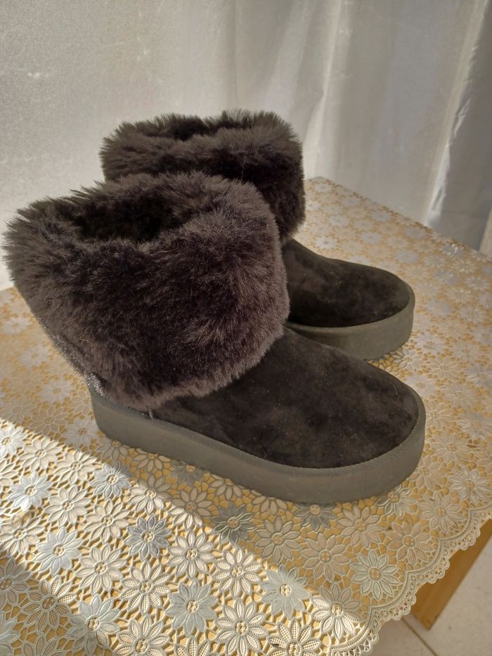 Bottines fourrées achetées chez Chaussea taille 37 en très bon état.