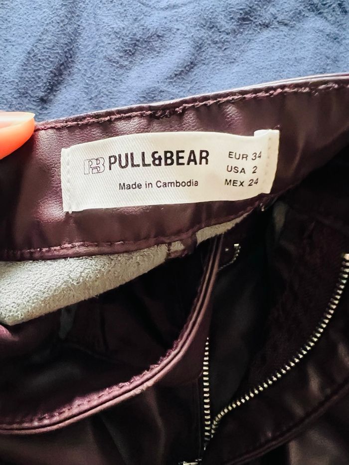 Pantalon similicuir bordeaux lisse doublure douce chaude pull and bear taille 34 - photo numéro 5