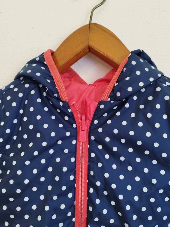 Blouson type coupe vent Okaïdi réversible bleu marine a pois/corail uni Taille 4 ans - photo numéro 2