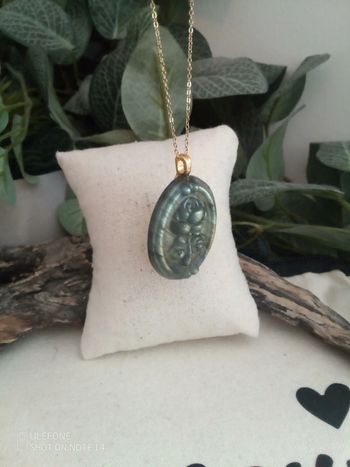 Collier pendentif en pierre de Labradorite taillée façon camée