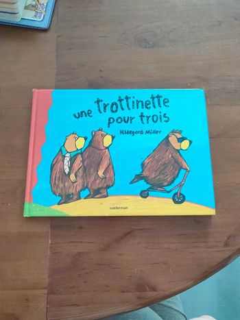 Livre une trottinette pour 3 bon état