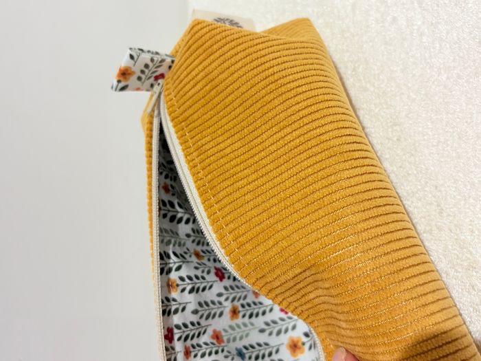 Tousse couleur Moutarde doublure fleurie bureau ou école - photo numéro 3