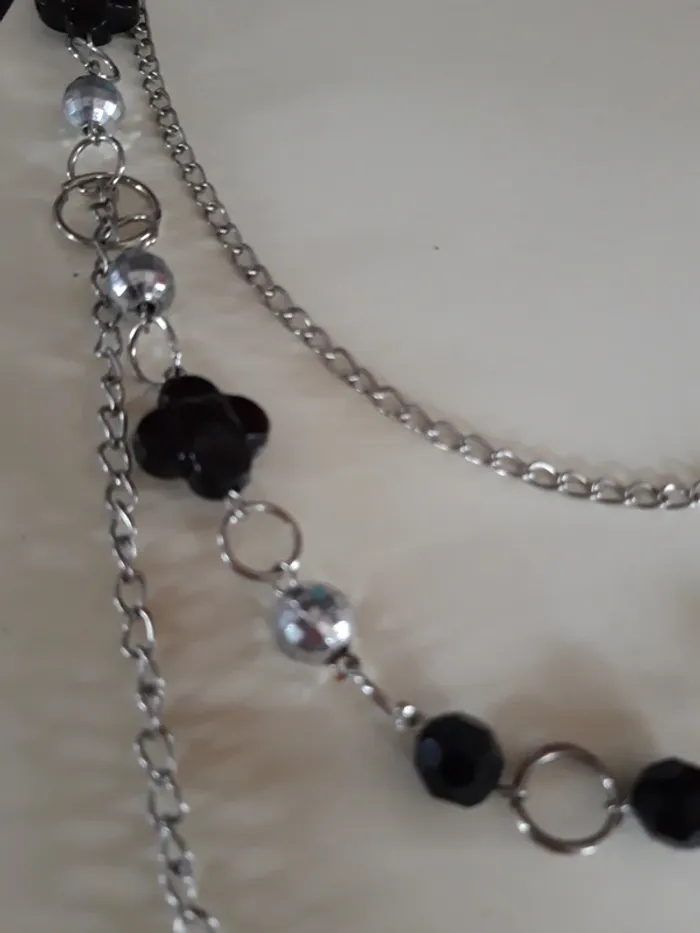 Sautoir multirangs argenté et noir - photo numéro 2