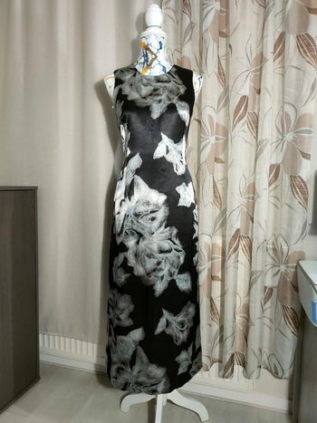 Robe Caroll vintage noire à motifs floraux gris, 100% viscose, coupe droite, allure élégante