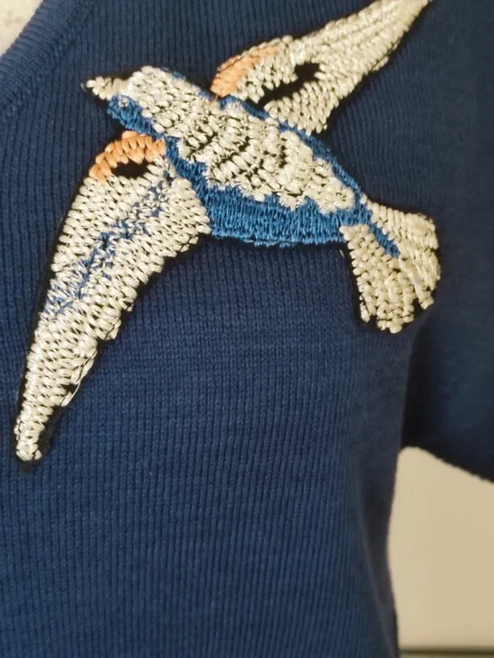 💋 pull hirondelle brodée à nouer dans le dos 🐦 - photo numéro 3