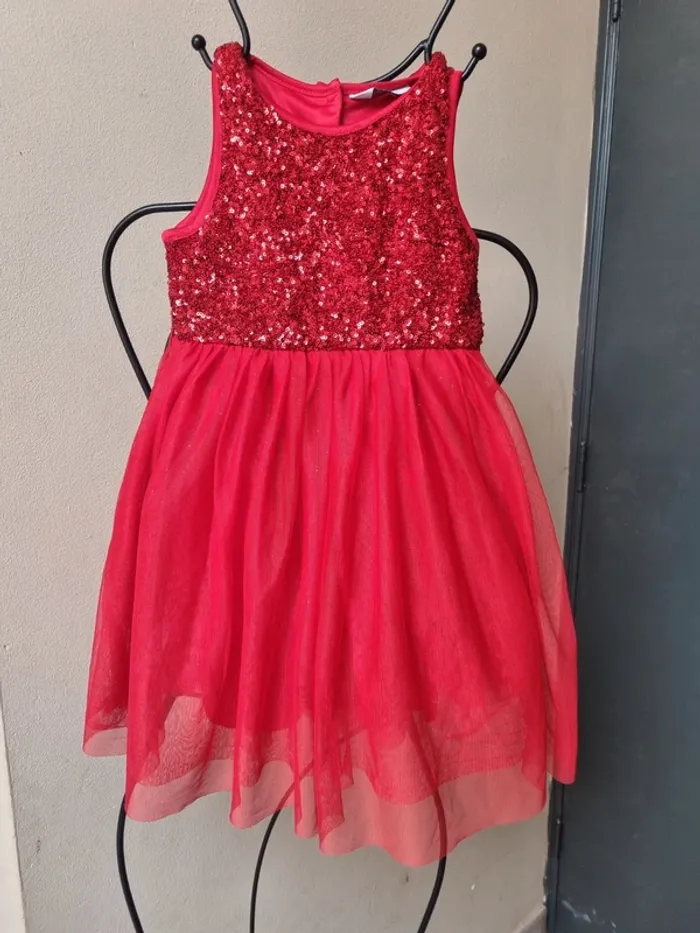 Robe rouge brillante