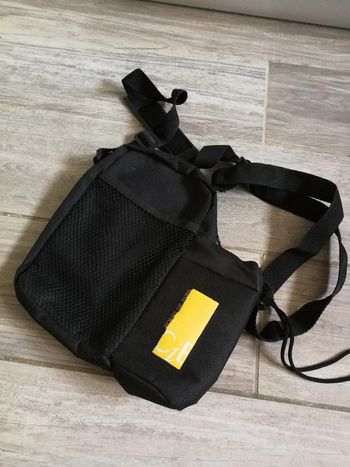 Sacoche noire pour la gourde à bandoulière