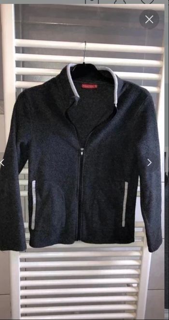 Veste polaire grise avec 2 poches taille 12 ans en tbe à 5 euros