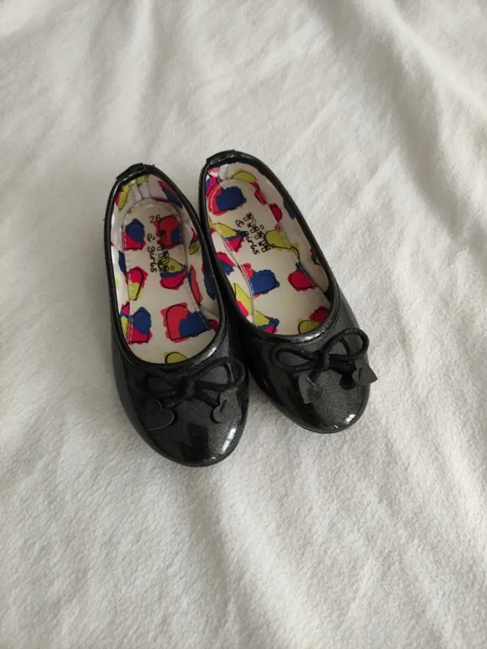 Petite ballerines vernis noir neuve jamais porté taille 26