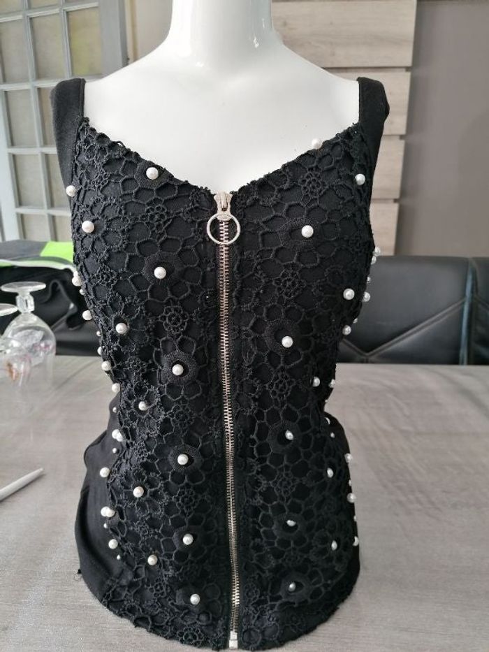 Top noir effet brodé et perles