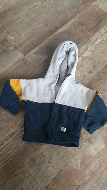 Gielt sweat tao 4 ans en très bon état mais petite tâche