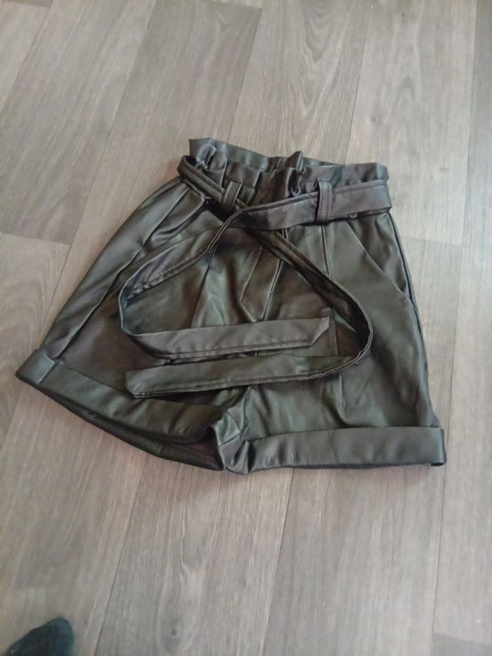 Short imitation cuir
