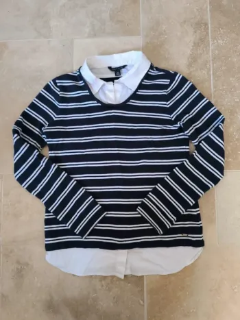 Pull rayures tommy Hilfiger femme marine et blanc avec sous chemise blanche, col tâché taille XS