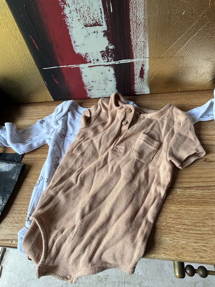 Lot 4 body 6 mois - photo numéro 4