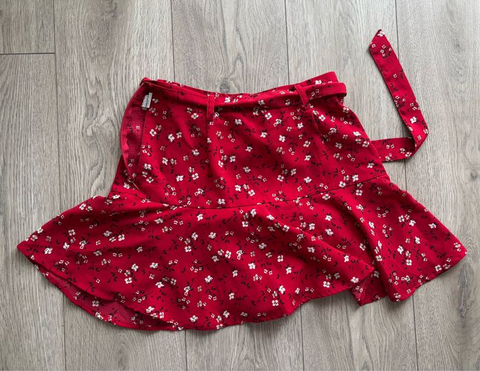 Jupe short fleurie rouge avec ceinture à nouer - photo numéro 3