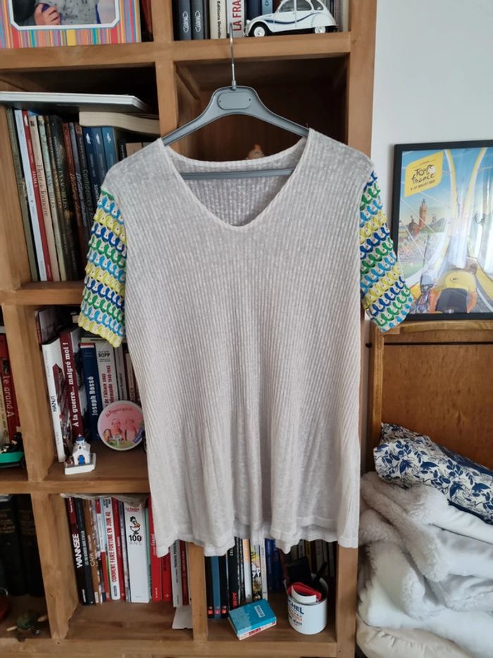 Tunique beige manches ajourées colorées