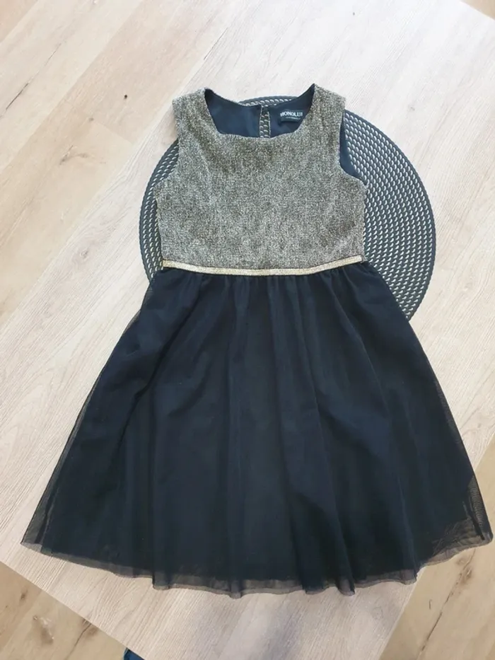 Robe noire et dorée