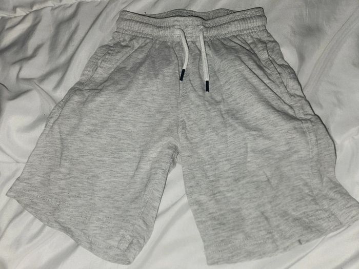 Short gris taille 5 ans