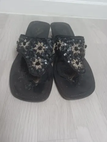 Sandale tong noir en cuir brodés de perles Xclusive