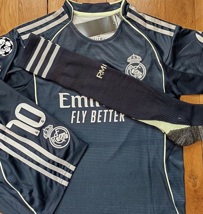 Mbappé Réal de Madrid Away 2026 taille 12 ans + patchs - photo numéro 2