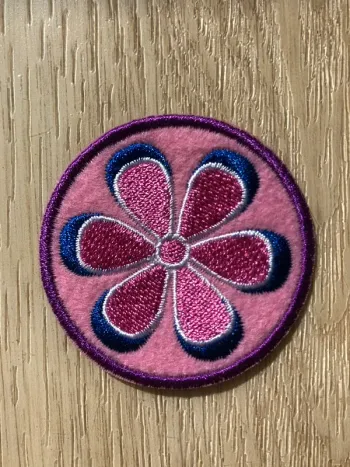 écusson Patch brodé fleur neuf