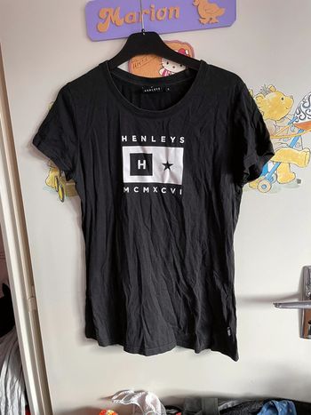 Tee shirt à manches courtes noir à motifs, taille S, marque Henleys.