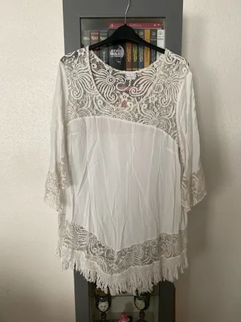 jolie tunique blanche avec dentelle BPC 52