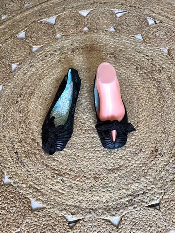 Jolie paire de chaussures en cuir  ouvertes sur le devant et talon taille 36 noir et pailleté