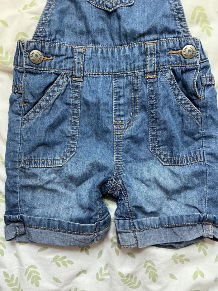 salopette short en jean léger bleu tape à l'oeil 6 mois pressions entre les jambes - photo numéro 4