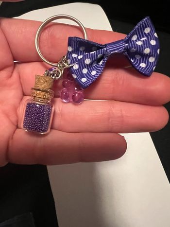 Porte clé fiole violet