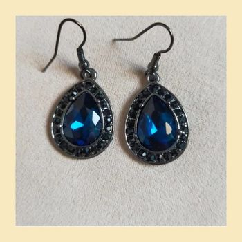Boucles d’oreilles goutte – Strass bleu nuit & métal noir