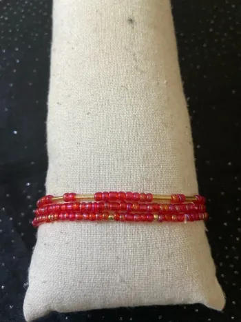Bracelets rouges brillants dorés