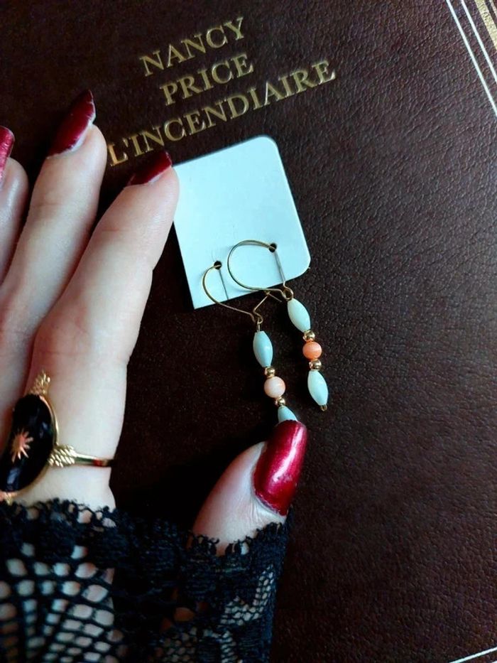 Magnifique petite paire de boucles d'oreilles pendantes en perles blanches crème et corail - photo numéro 2