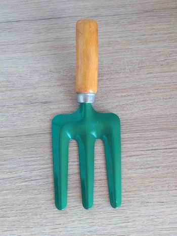 Fourche à main vert manche bois