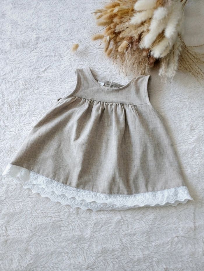 Robe beige bébé fille