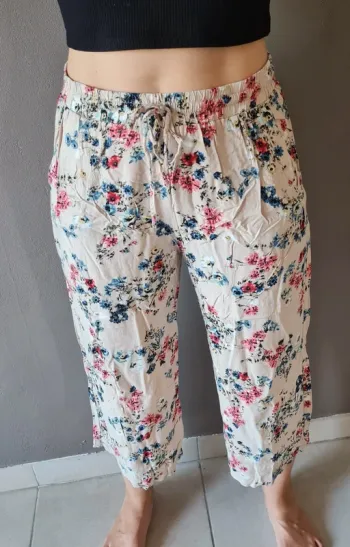 Pantacourt jambe large beige motifs fleuris