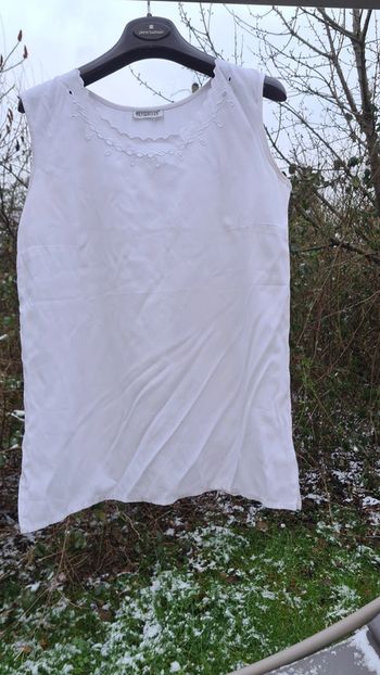 Blouse légère brodé ajouré " les évidents" 3 suisses T 38