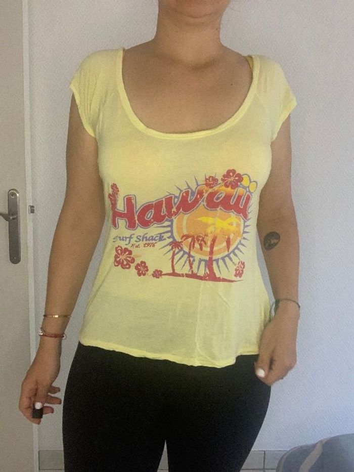 LOT de 2 t-shirts jaunes fins et fluides