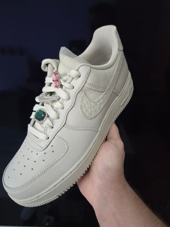 Nike air force 1 - taille 39 - neuves authentiques - blanc cassé avec bijoux décoratifs 