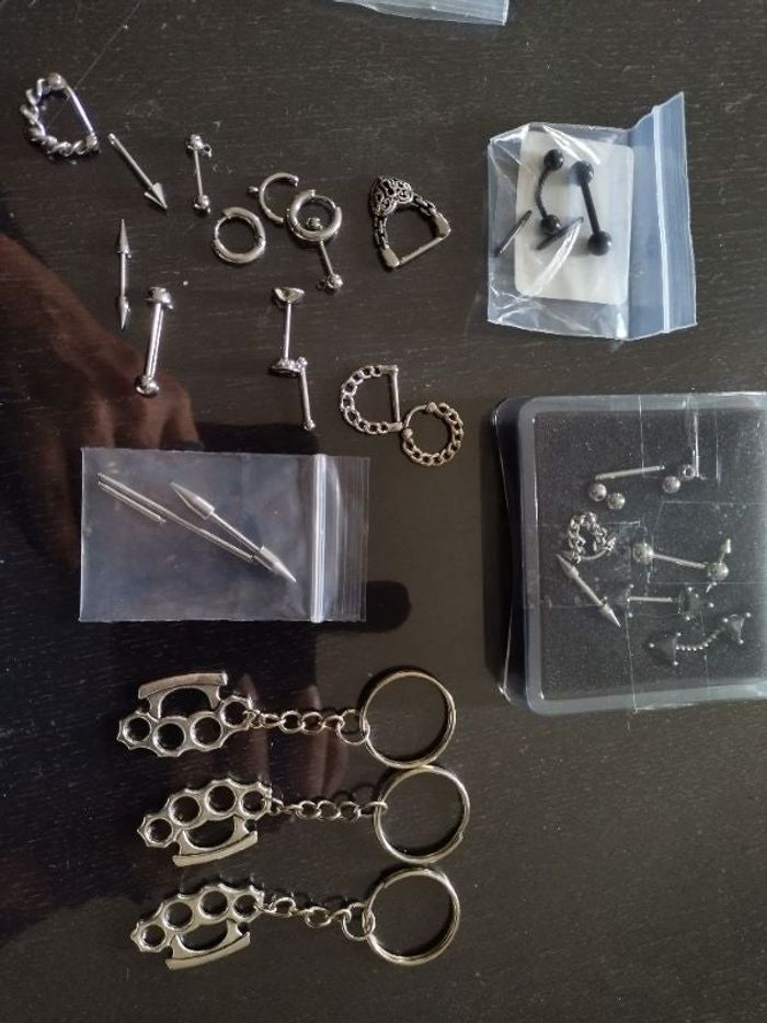 Percing, boucle d'oreille, porte clés