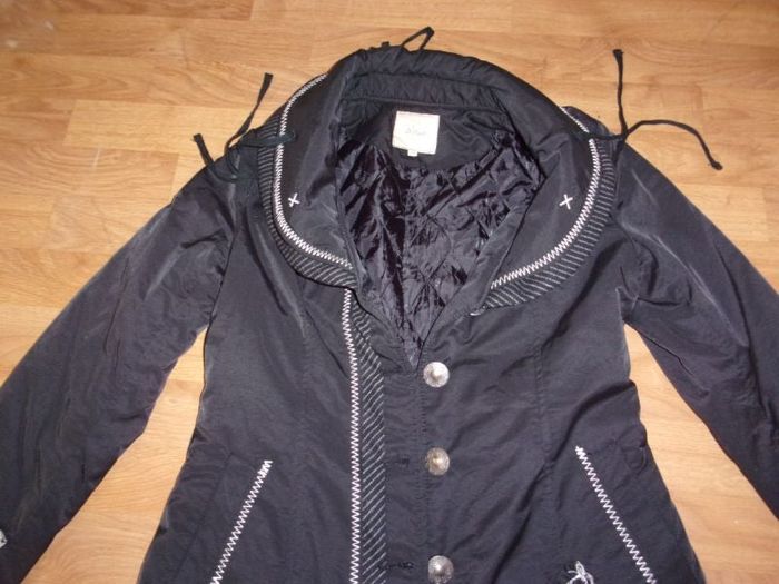 Manteau parka ALEXO noir et décos blanches froufrous taille M TBE