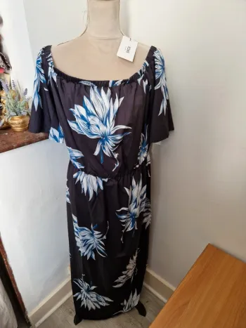 Robe yoins fleurie épaules dénudé noir taille 48