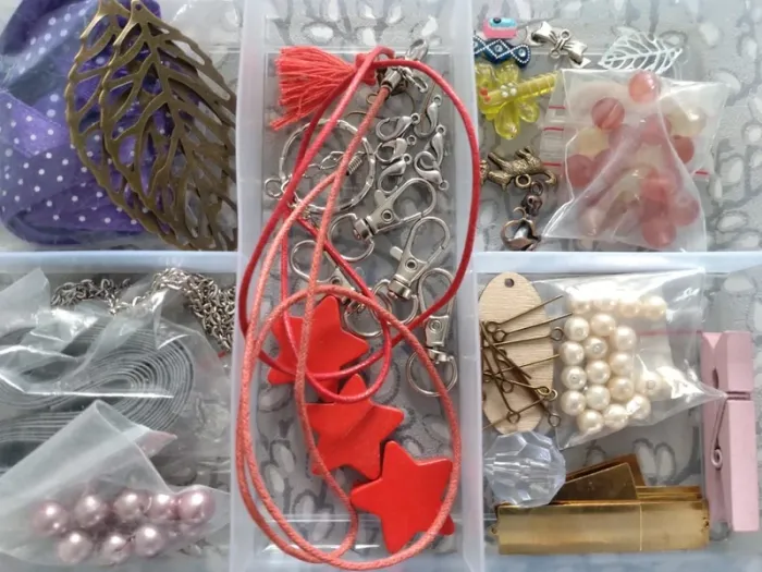 Lot numéro deux nombreux accessoires et apprêts pour fabrication de bijoux fantaisie