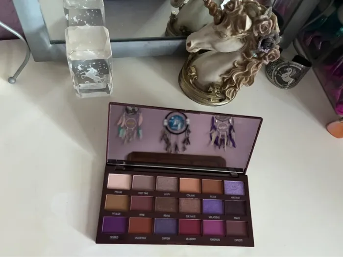 Palette chocolate Violet, 18 fards, Makeup Revolution. - photo numéro 3