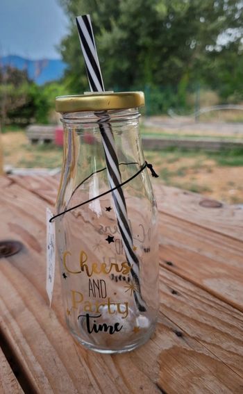 Bouteille en verre avec paille