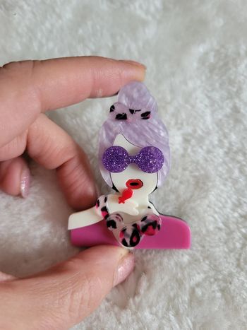 Broche dame a lunettes et son collier