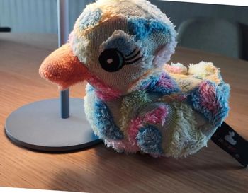 Peluche canard multicolore. Hauteur 15 cm