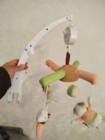 Mobile musical pour lit bébé.  Fonctionne très bien . Baby nat
